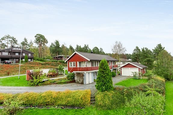 Innholdsrik enebolig med stor tomt, dobbelgarasje fra 2008 & herlige uteplasser med flott utsikt.