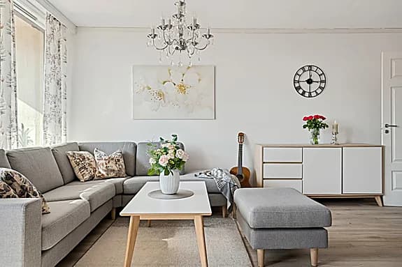 Smakfull & romslig 4(5)-roms m/sørvendt balkong. Parkering. Nytt gulv 2023, vaskerom 2020. Nær Bymarka & metrobuss!