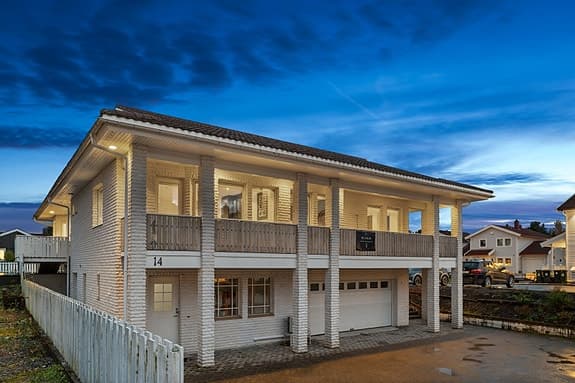 Unik enebolig på 397 kvm. med godkjent utleiedel & integrert garasje | Lekkert kjøkken og bad fra 2022 | Vinterhage