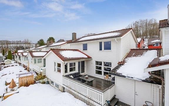 Attraktiv enebolig i kjede med carport, utebod og biloppstillingsplass - 2 solrike terrasser, turmuligheter og nært alt!