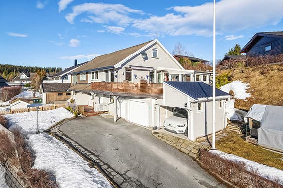 Vertikaldelt tomannsbolig med 3 soverom, 2 bad, vinterhage, carport og garasje - 3 plan, gode solforhold, nær Bymarka.