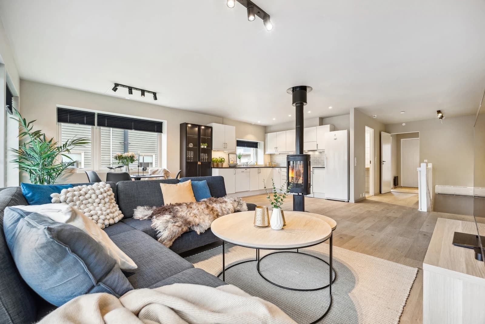 Lys og innbydende leilighet med egen inngang og rekkehusfølelse| Vedfyring og carport med privat lading for elbil.