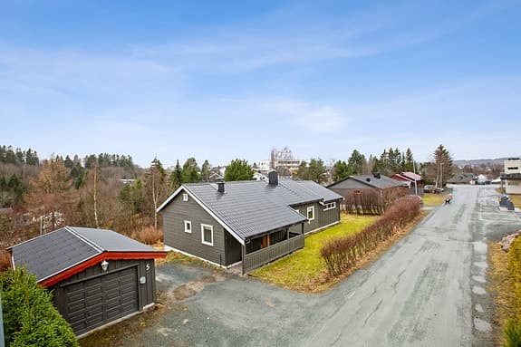 Innholdsrik enebolig med garasje beliggende på stor tomt | 3 soverom | Familievennlig | Stort potensiale