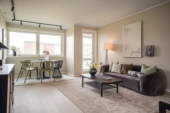 Strøken og totaloppusset 3(4)-roms i 2025. Kjøkken/bad TG0. God lokalbeliggenhet. Innglasset veranda. 2 p-plasser oblat.