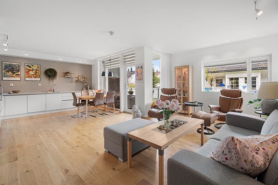 EKSKLUSIV OG PÅKOSTET 3-ROMS MED ETTERSPURT BELIGGENHET | Utsøkt takhøyde | Livsløpsstandard | 2 p-plasser m/elbillader