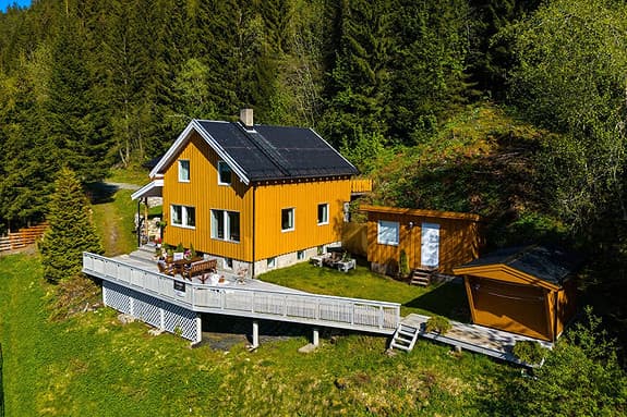 Innholdsrik, velholdt bolig | Landlig og naturskjønt | 2 bad | 3 stuer | Stor, solrik terrasse | Garasje og carport
