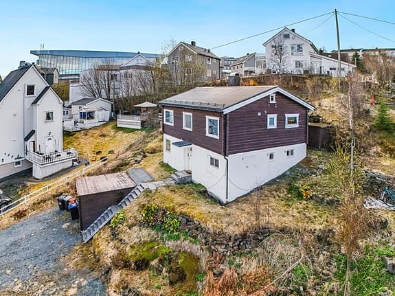 SOLGT - KONTAKT MEGLER INGVE HILSTAD DERSOM DU SKAL SELGE BOLIG - Enebolig med garasje og sentral beliggenhet