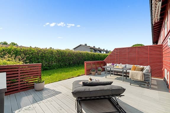 Lyst og trivelig rekkehus over 2 plan | Flere solrike uteområder |Svært familievennlig beliggenhet | Garasje