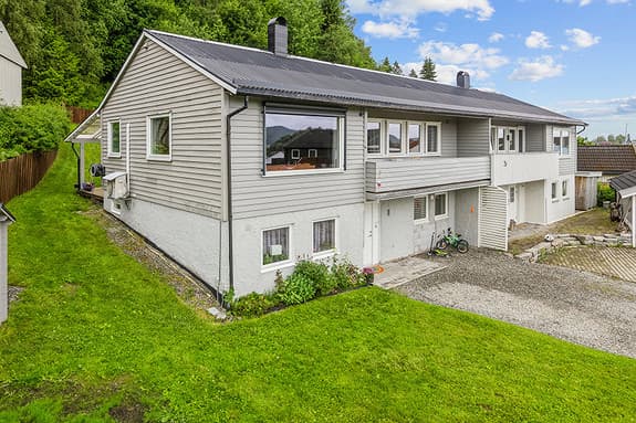 Innholdsrik halvpart med skjermet hage og stor terrasse i barnevennlig nabolag. Kort vei til skoler, butikk og kollektiv