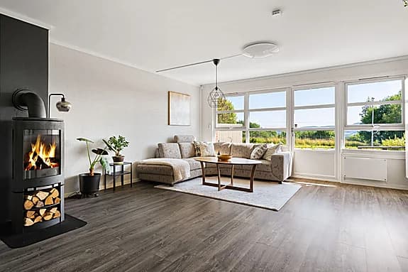 Pen rekkehusleilighet over to plan | To soverom |To uteplasser med gode solforhold| Hageflekk | Vaskerom | Vedovn