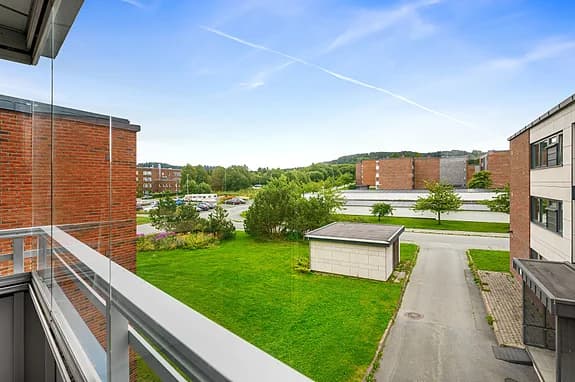 OPPUSSINGSKLAR 3-ROMS TOPPLEILIGHET på 84 M² BRA-i I POPULÆRE BRUNDALEN | Mulighet for parkering | Rolige omgivelser