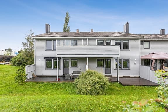 Lys og flott 2-roms leilighet med sentral beliggenhet på Tiller | Parkering i garasjeanlegg | Sørvendt balkong | Peis