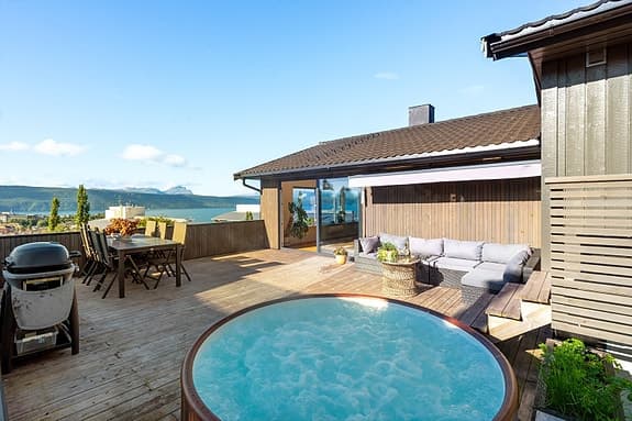 BUD MOTTATT - Familievennlig enebolig med utleie, garasje, solrik terrasse og attraktiv beliggenhet