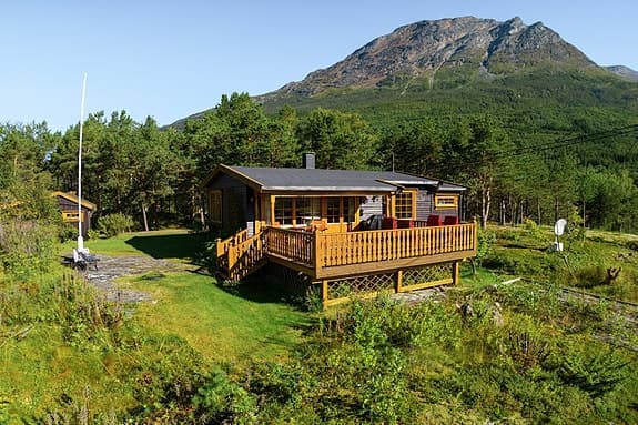 Sjarmerende hytte med anneks og uthus, pent uteområde og nydelig beliggenhet