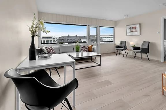 Oppusset leilighet | Bad/vaskerom 2022 | Heis i bygget | Balkong og nydelig utsikt | Bosoneparkering | Ingen dok.avgift!