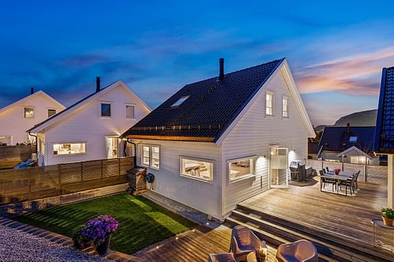 Moderne enebolig i kjede fra 2017 | Carport m/ elbillader | To stuer, to bad og vaskerom | Hage og solrike uteplasser