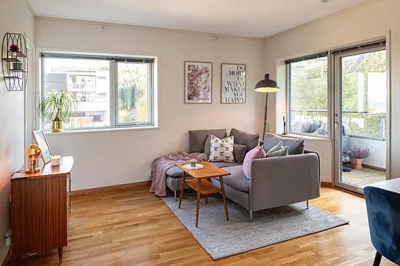 Innbydende 3-roms hjørneleilighet fra 2013 | P-plass i kjeller m/elbillader | Balkong på 7m² | 10 min fra sentrum | Heis