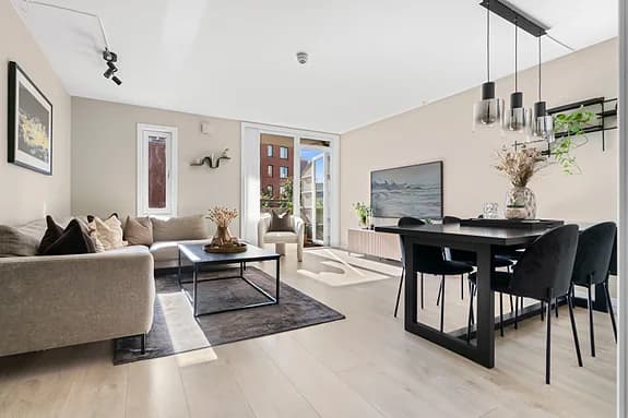 Lys, attraktiv og moderne 3-roms selveierleilighet m/solrik balkong, parkeringsmulighet og heis