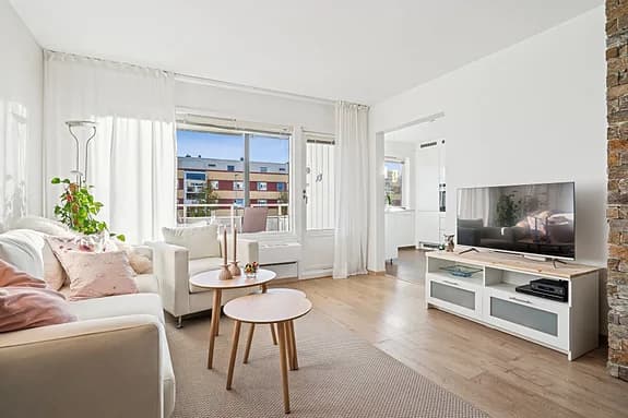 Rålekker og moderne 4-roms i 2. etasje. Betydelig oppgradert 2017-2019. Solrik balkong og parkering*. TG1 på nesten alt.