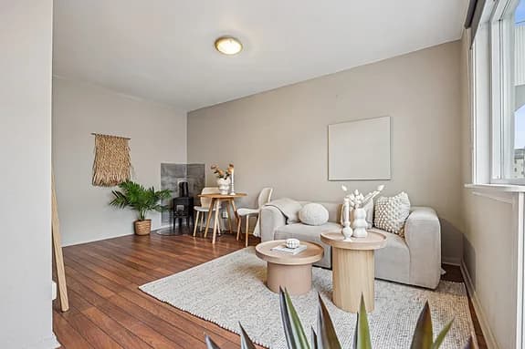 Moderne 2-roms selveierleilighet i 2. etg. Sørvendt balkong. 3 boder. Svært sentral beliggenhet. Mulighet for parkering.