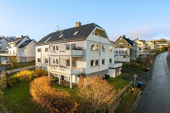 SOLGT - KONTAKT MEGLER INGVE HILSTAD DERSOM DU SKAL SELG BOLIG - Stor og innholdsrik bolig med tre boenheter på Framnes