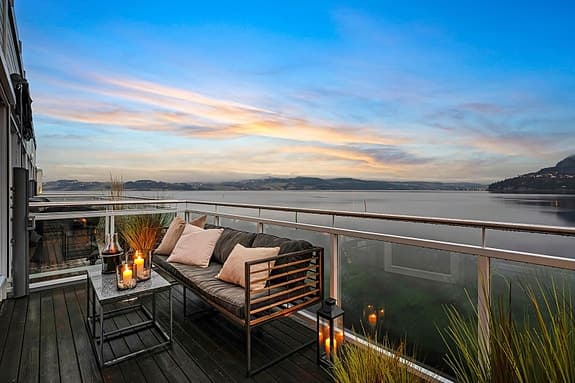 Lekkert rekkehus med idyllisk beliggenhet nede ved sjøkanten | Fjordpanorama og gode solforhold | Carport med elbillader