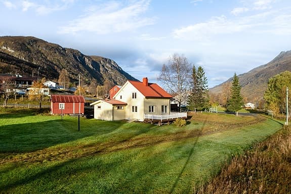 BUD MOTTATT - Stor eiendom med enebolig og uthus i Beisfjord