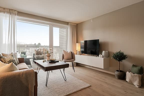 Stilren og moderne 2-roms selveier fra 2013 | P-plass i kjeller | Vestvendt balkong | Fjernvarme | Flott standard | Heis