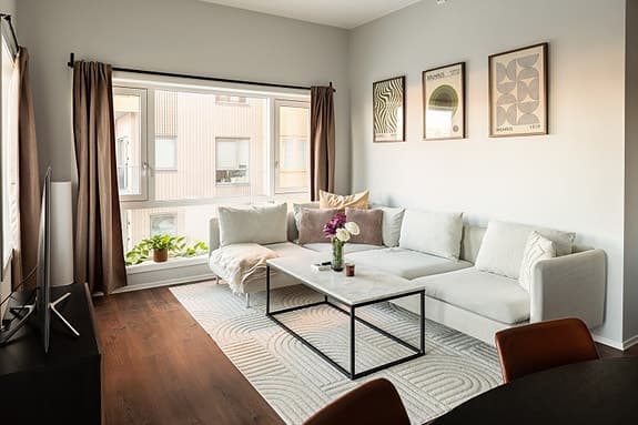 Innbydende 3-romsleilighet fra byggeår 2024 | Nyboliggaranti | P-plass i kjeller | Innvendig bod på 8m² | Solrik balkong