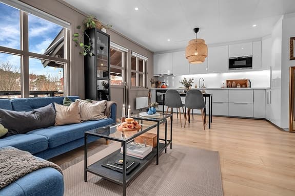 NYHET-VISN 12/2 | Oppusset 2-roms endeleilighet sentralt på Hellemyr | Stor solrik terrasse | P-plass | Ingen dok.avgift