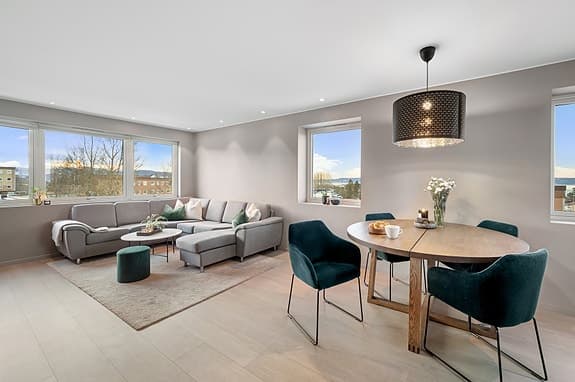 SÆRDELES UTSØKT 3-ROMS TOPPLEILIGHET MED HJØRNEBELIGGENHET| Fantastiske sol- og utsiktsforhold | Parkering | Lave omk.